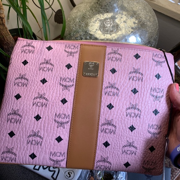 ⛔️SOLD⛔️Auth.MCM logo Diamond Leather zip clutch - Picture 3 of 15